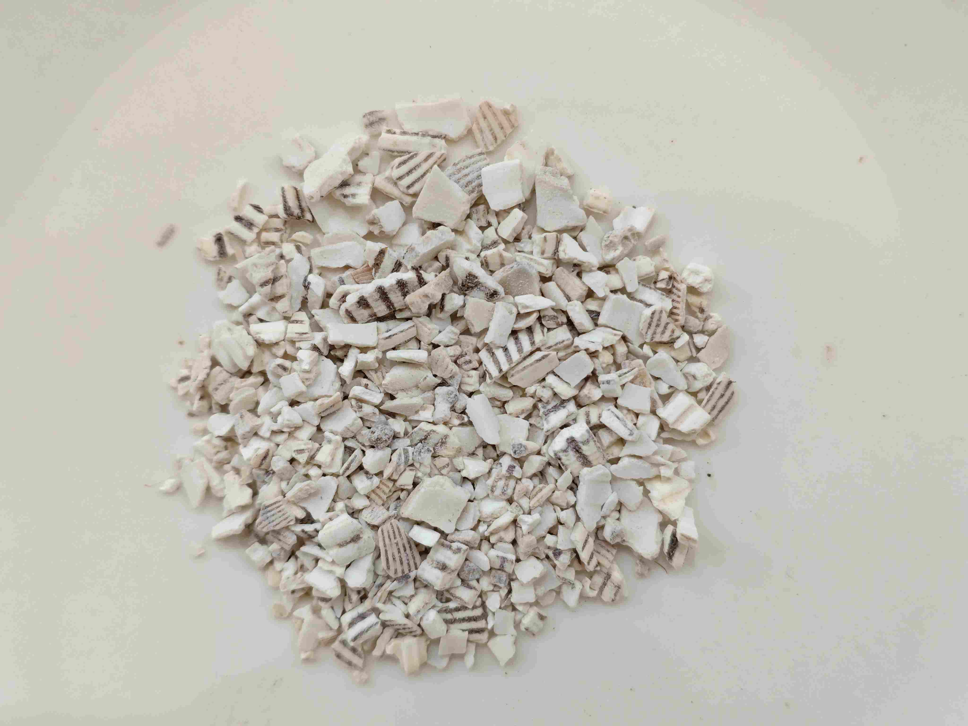 Stroh gedeckte Fliesenschale (Wǎléngzǐ)